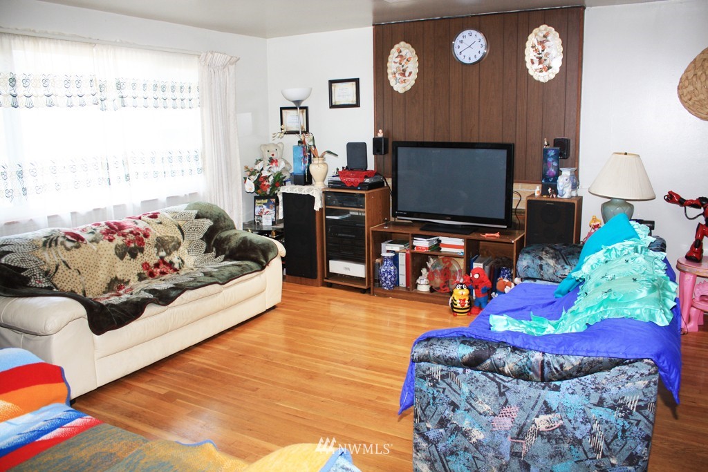 5221 South Roxbury Street Seattle, WA 98118 - Photo 3 of 10 Gallery Image 3