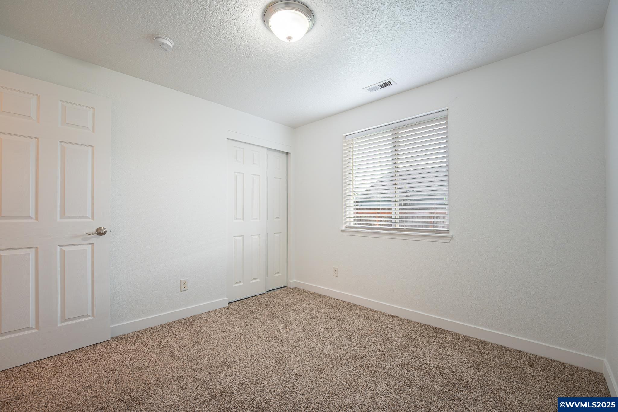 1467 South 7th Street Independence, OR 97351 - Photo 25 of 31 an empty room with windows
