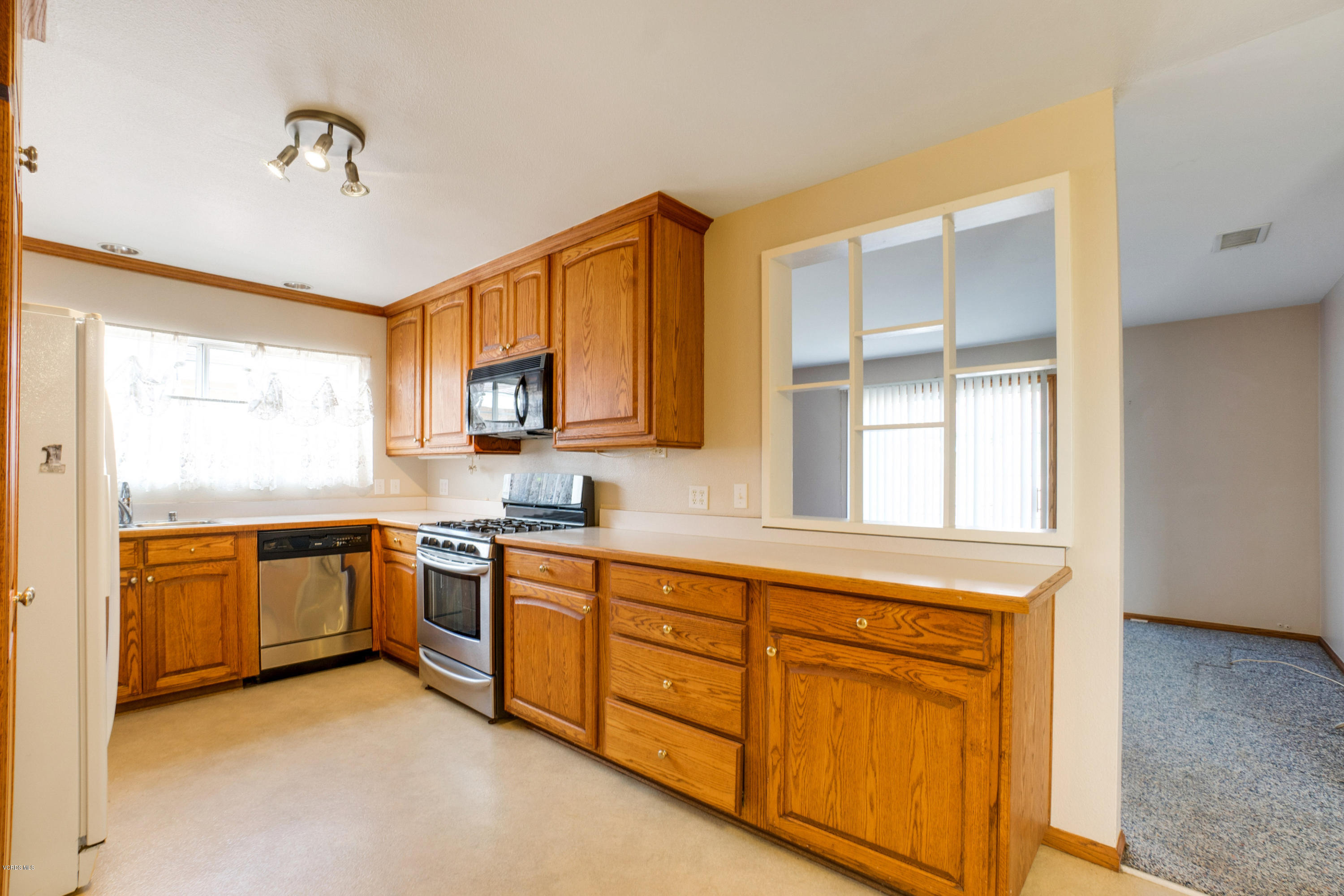 4530 Reeder Avenue Oxnard, CA 93033 - Photo 7 of 15 019