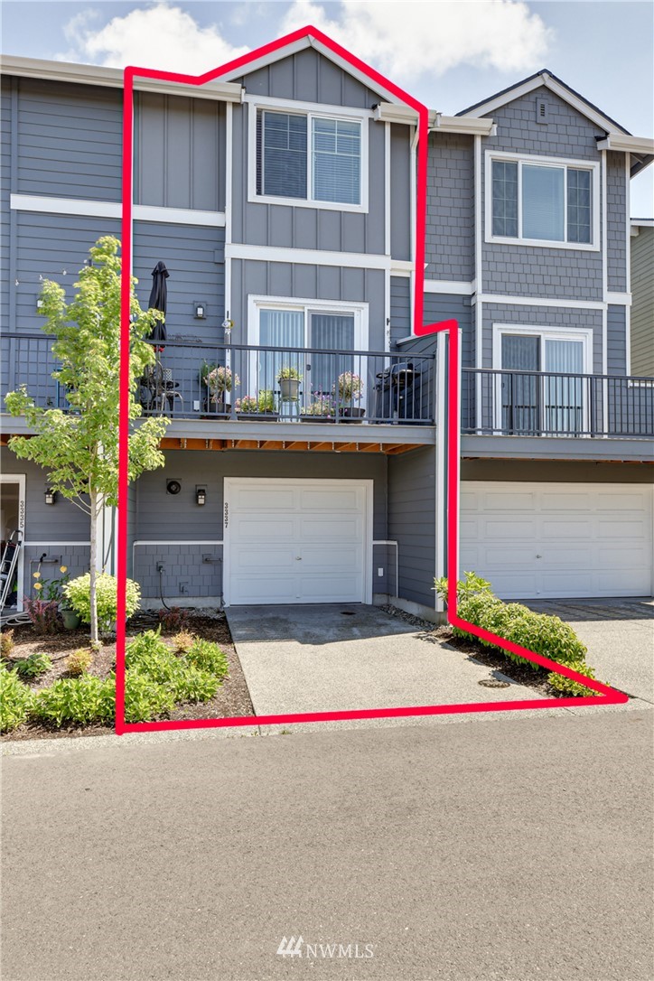 3337 30th Drive Everett, WA 98201 - Photo 2 of 28 a front view of a house with a yard and street