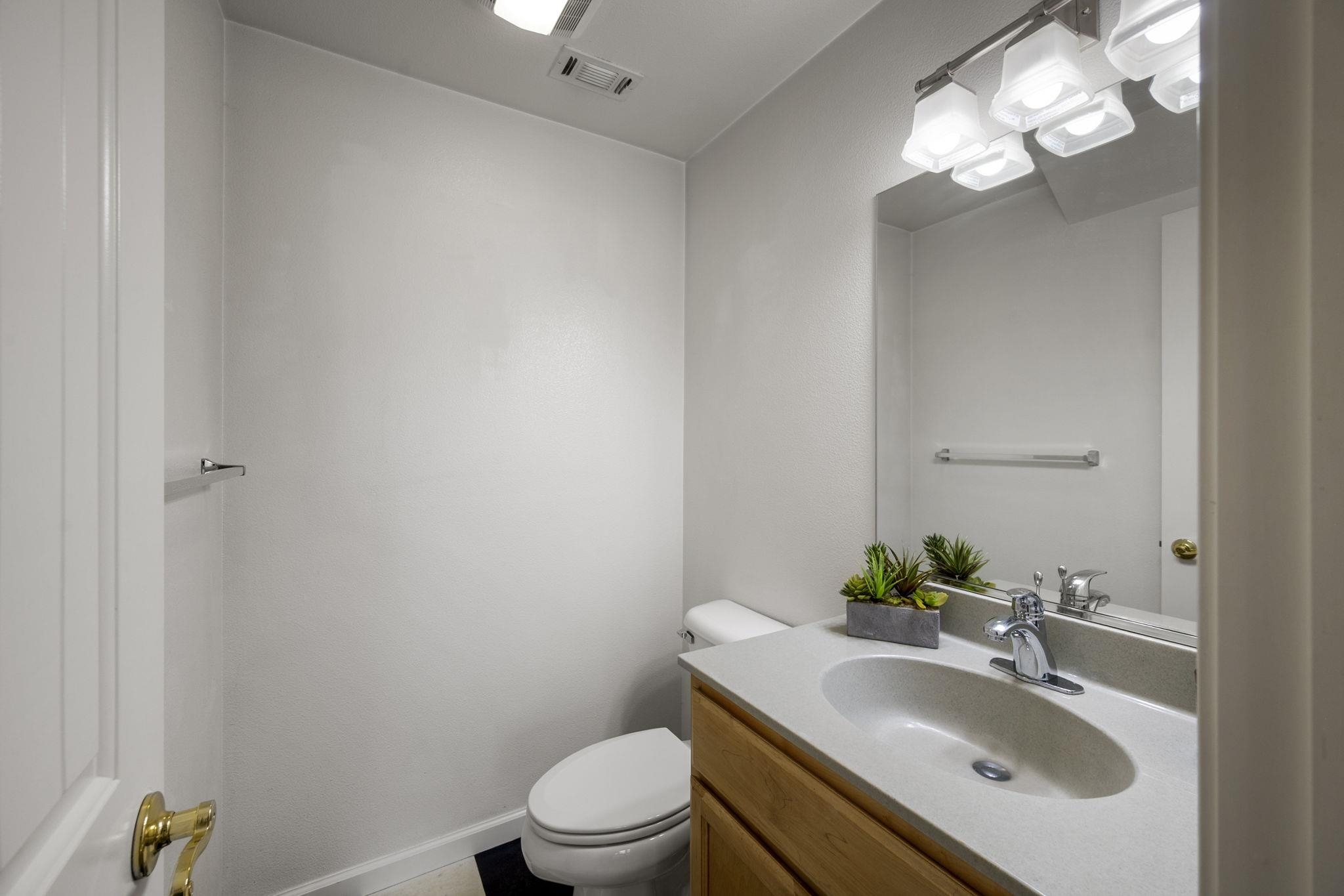 343 Field Stone Drive Murphys, CA 95247 - Photo 23 of 40 1/2 Bathroom on Main Level for guests