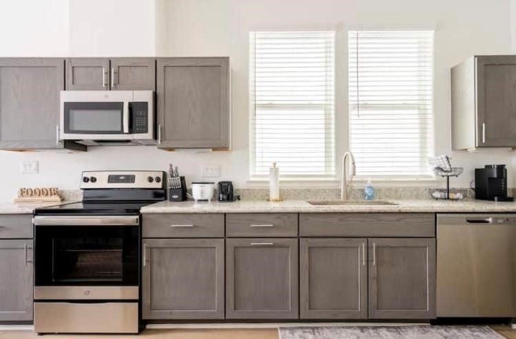 3231 Real Street, Unit B Houston, TX 77087 - Photo 4 of 18 Stainless Steel Appliances/ Granite counter top