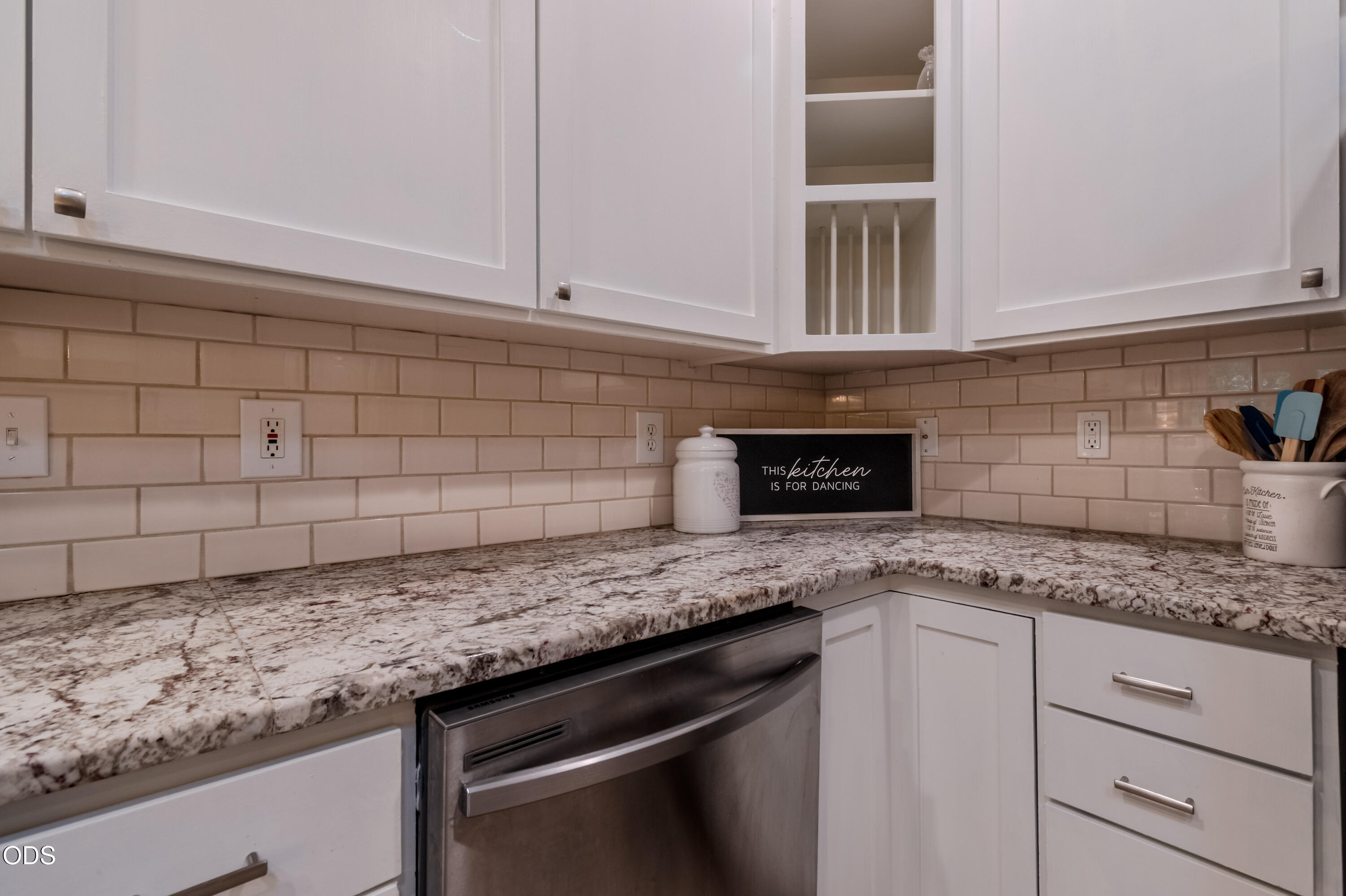 2401 Fox Run Medford, OR 97504 - Photo 15 of 57