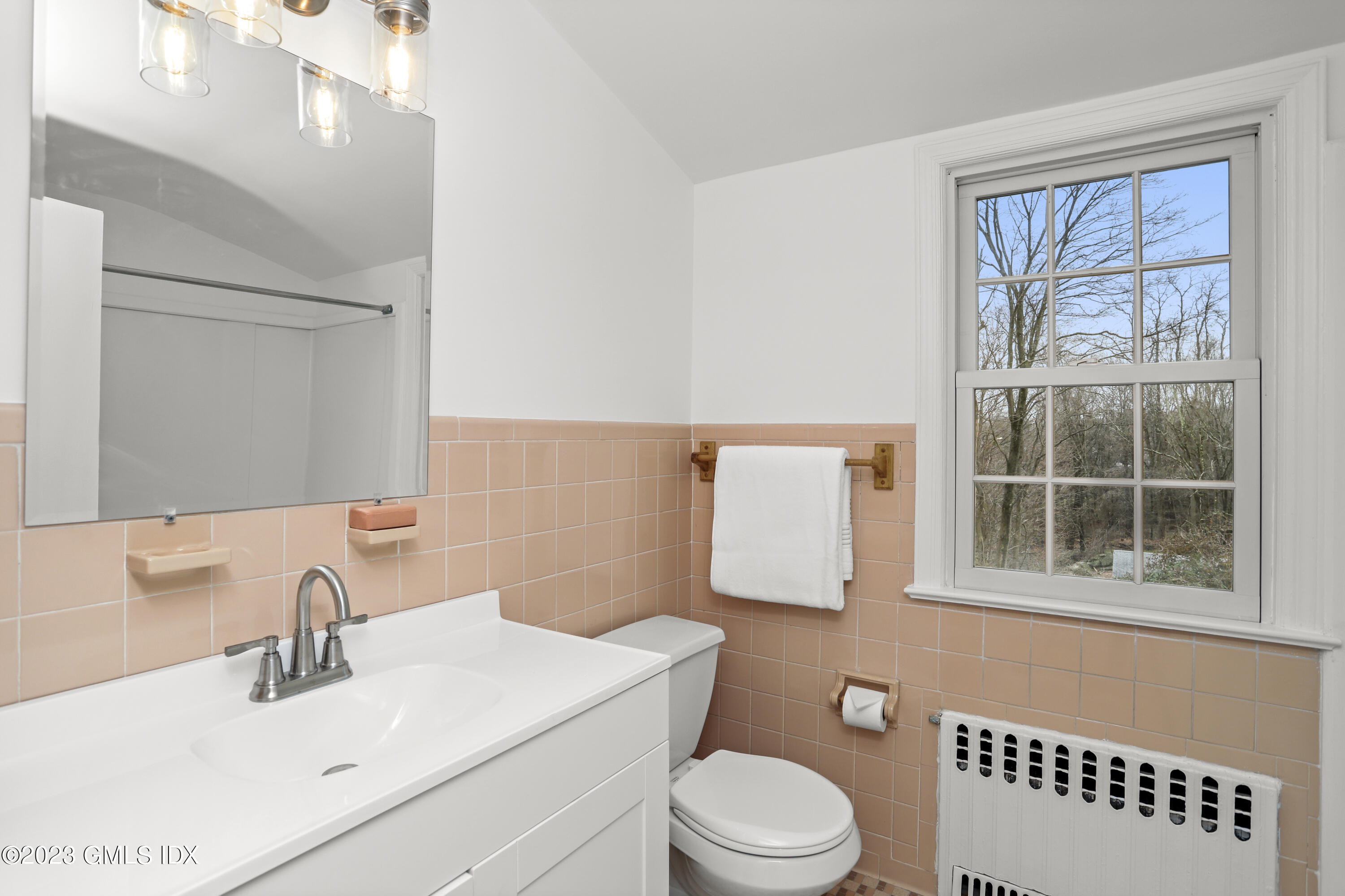 148 Old Mill Road Greenwich, CT 06831 - Photo 31 of 39 2ND FLOOR HALL BATH