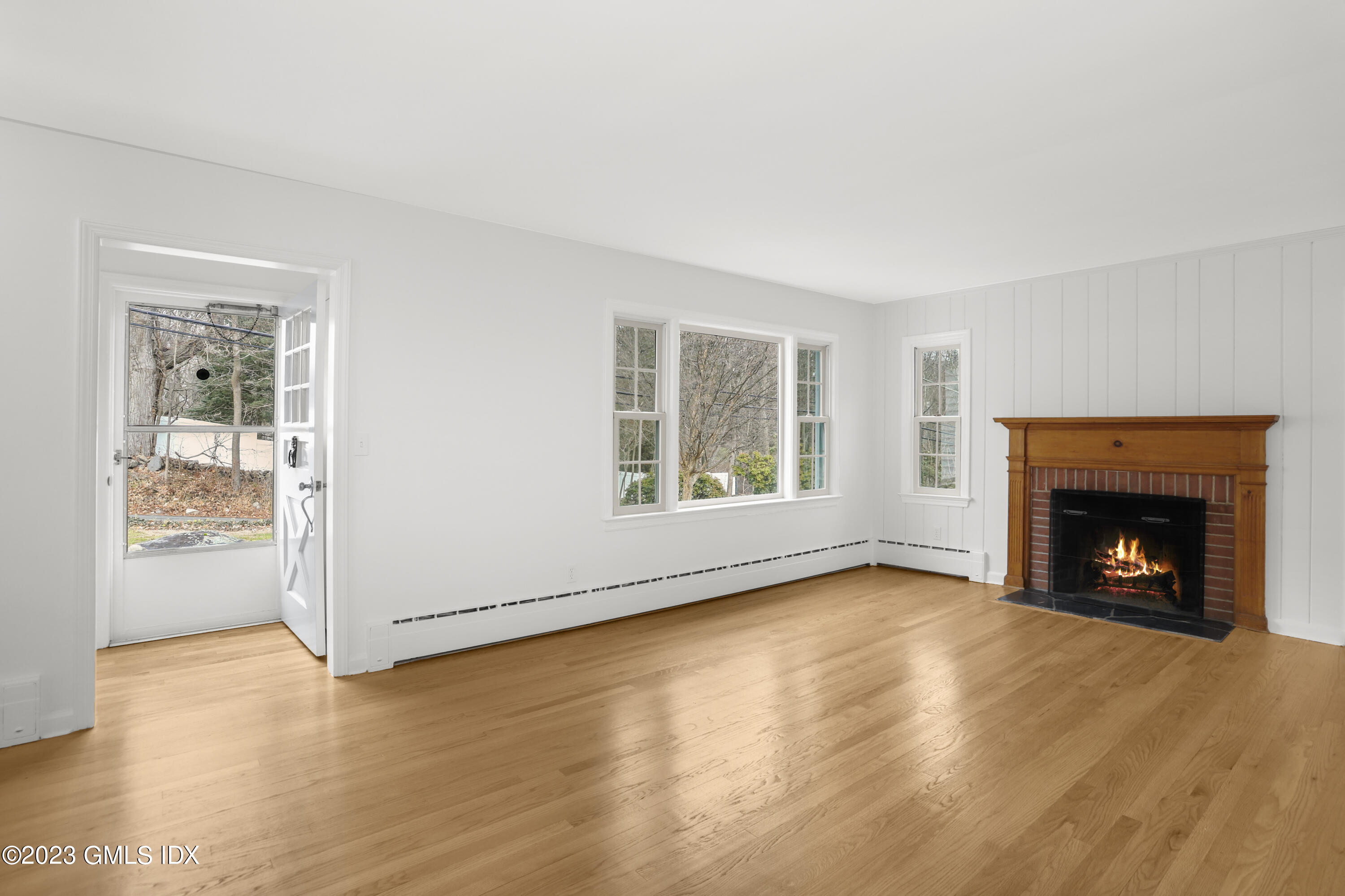 148 Old Mill Road Greenwich, CT 06831 - Photo 6 of 39 LIVING ROOM