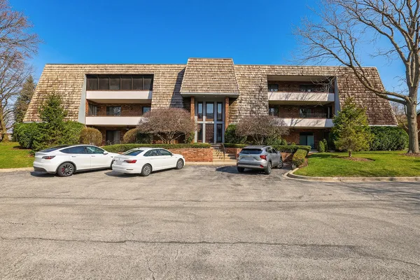 $339,900 | 200 Red Top Drive, Unit 302, Libertyville, IL 60048