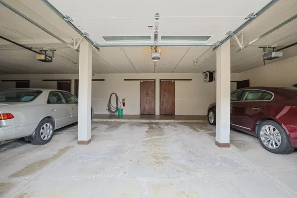 $339,900 | 200 Red Top Drive, Unit 302, Libertyville, IL 60048