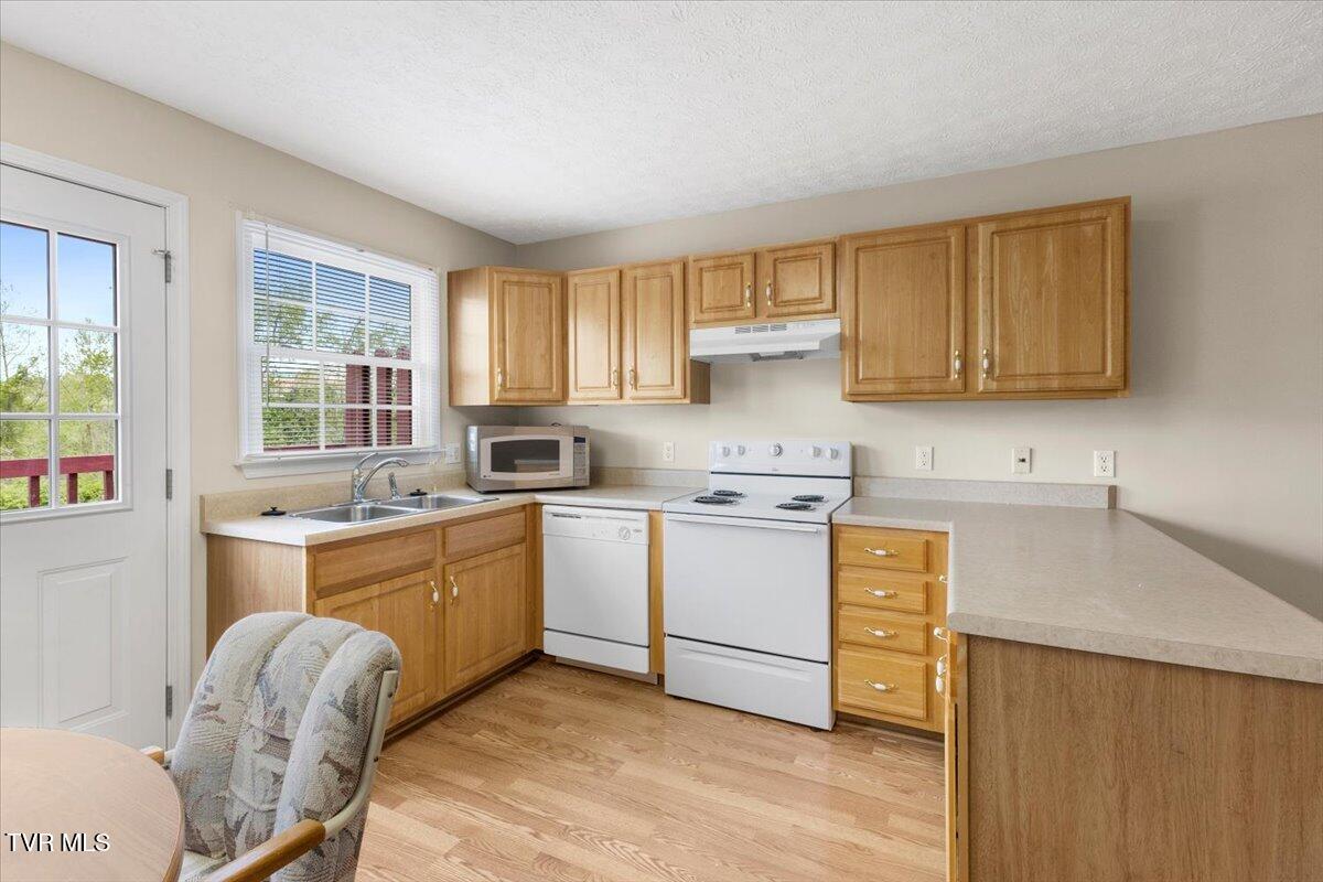 529 Beaverview Drive Bristol, VA 24201 - Photo 8 of 30 09-128A5386