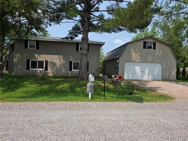 $180,000 | 18835 Mary Jane Lane, Carlyle, IL 62231