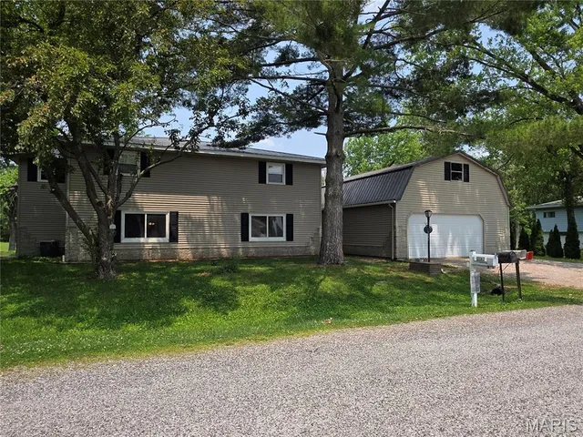$180,000 | 18835 Mary Jane Lane, Carlyle, IL 62231