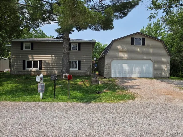 $180,000 | 18835 Mary Jane Lane, Carlyle, IL 62231