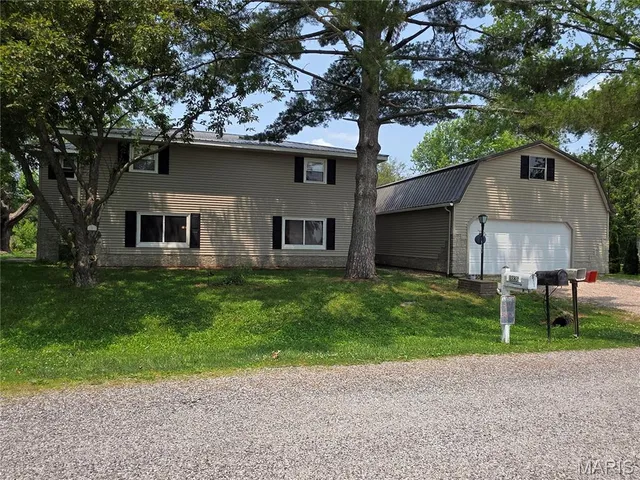 $180,000 | 18835 Mary Jane Lane, Carlyle, IL 62231