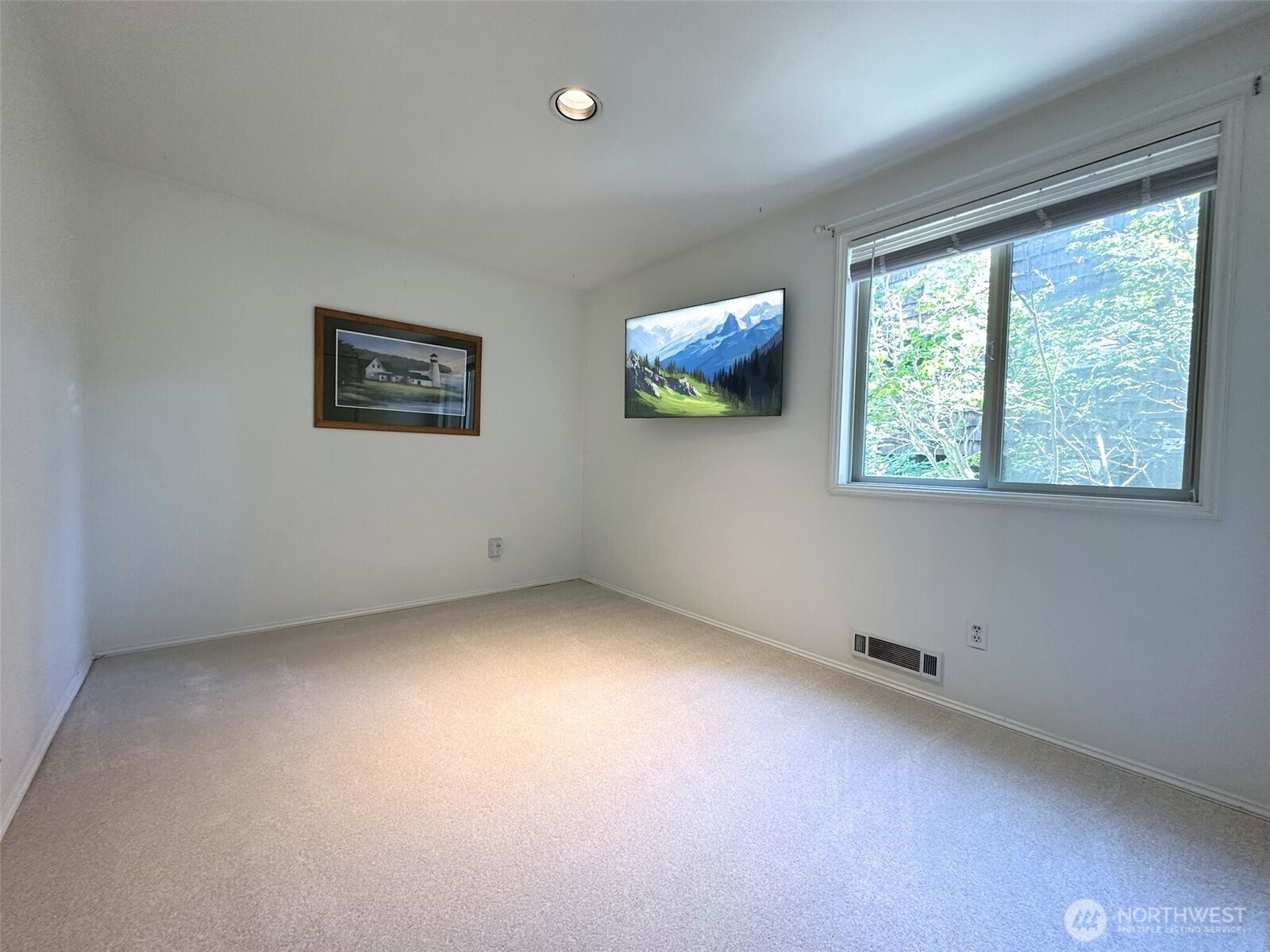 3204 Alki Avenue Southwest, Unit 1 Seattle, WA 98116 - Photo 21 of 35 an empty room with windows