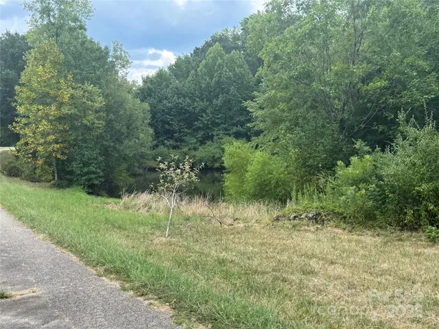 a view of a yard with a house