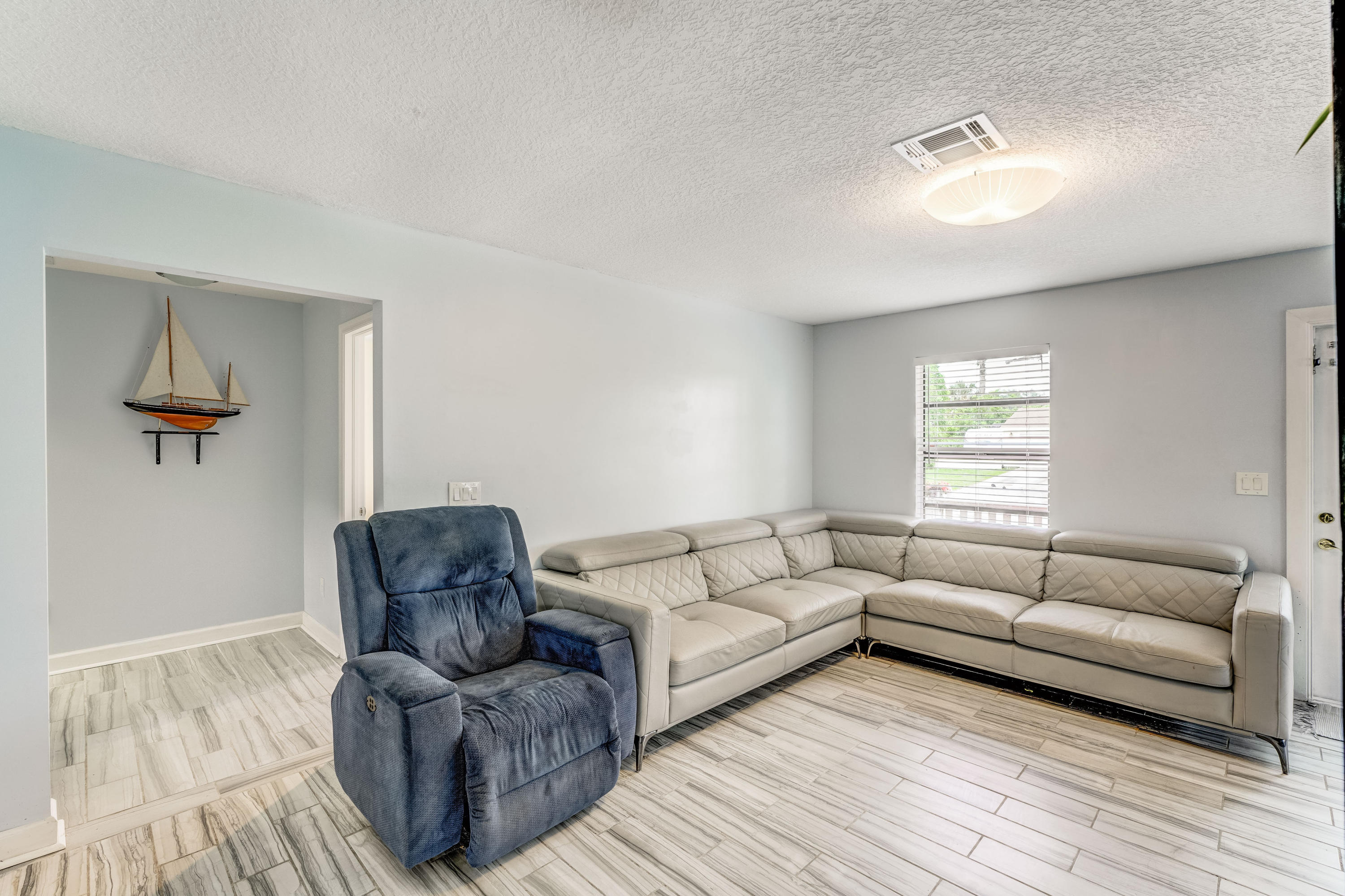 6120 Wolfe Street Jupiter, FL 33458 - Photo 12 of 55 Livingroom