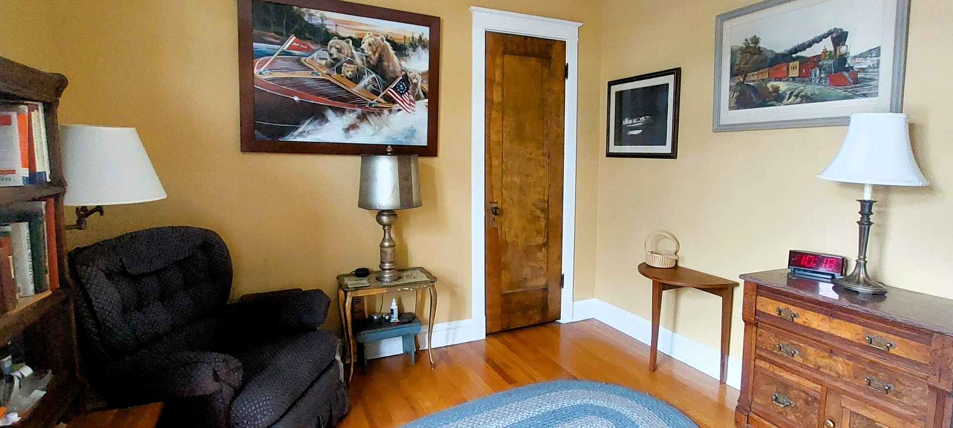 10101 South Hoyne Avenue Chicago, IL 60643 - Photo 14 of 22 a living room with furniture and a lamp
