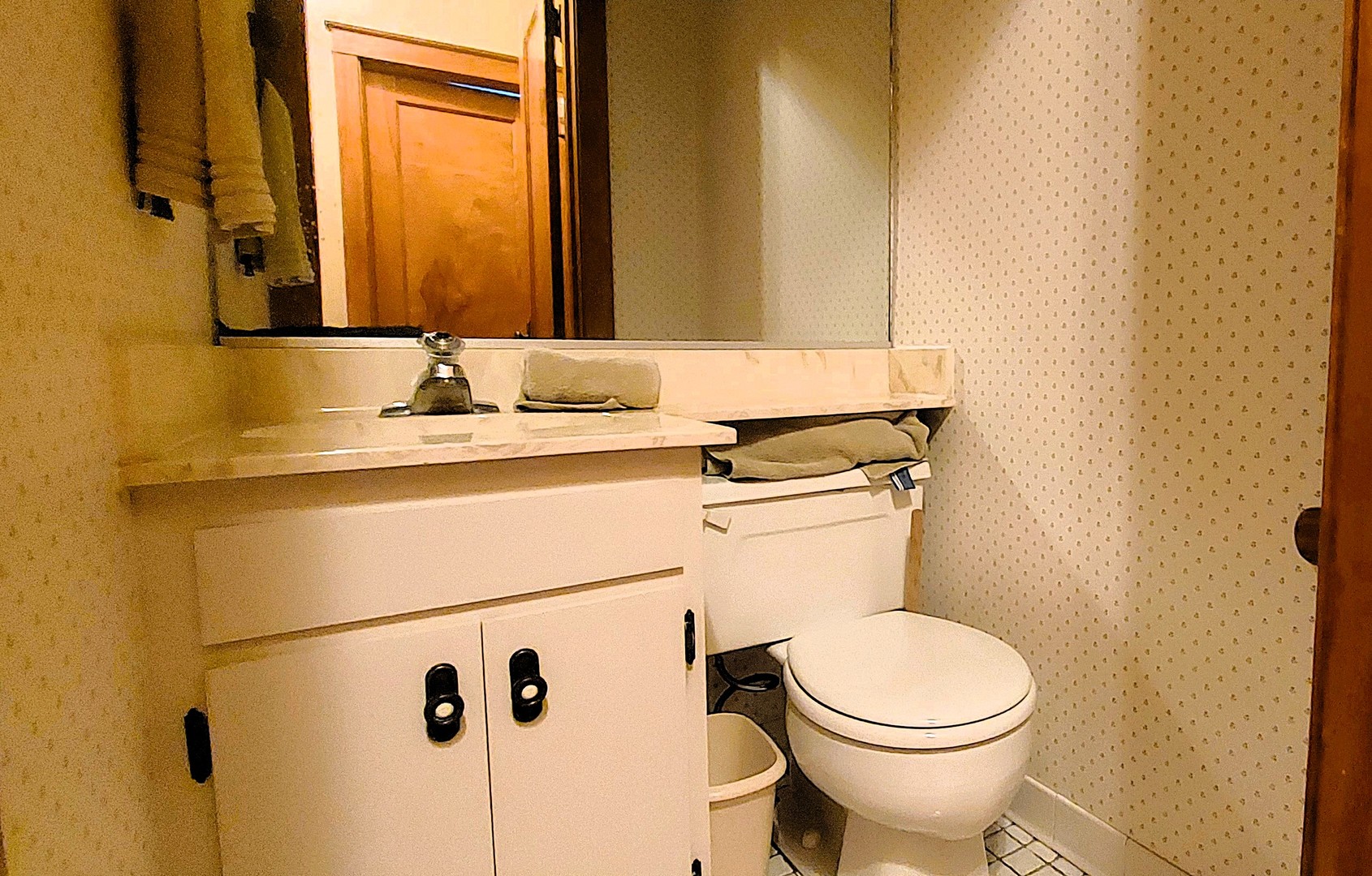 10101 South Hoyne Avenue Chicago, IL 60643 - Photo 18 of 22 a bathroom with a toilet sink and mirror