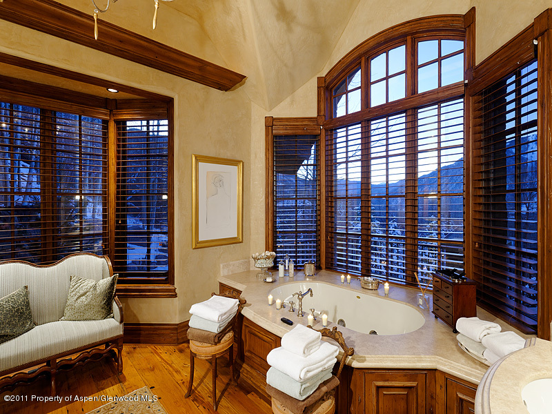 142 Wrights Road Aspen, CO 81612 - Photo 23 of 33 a view of a livingroom with furniture