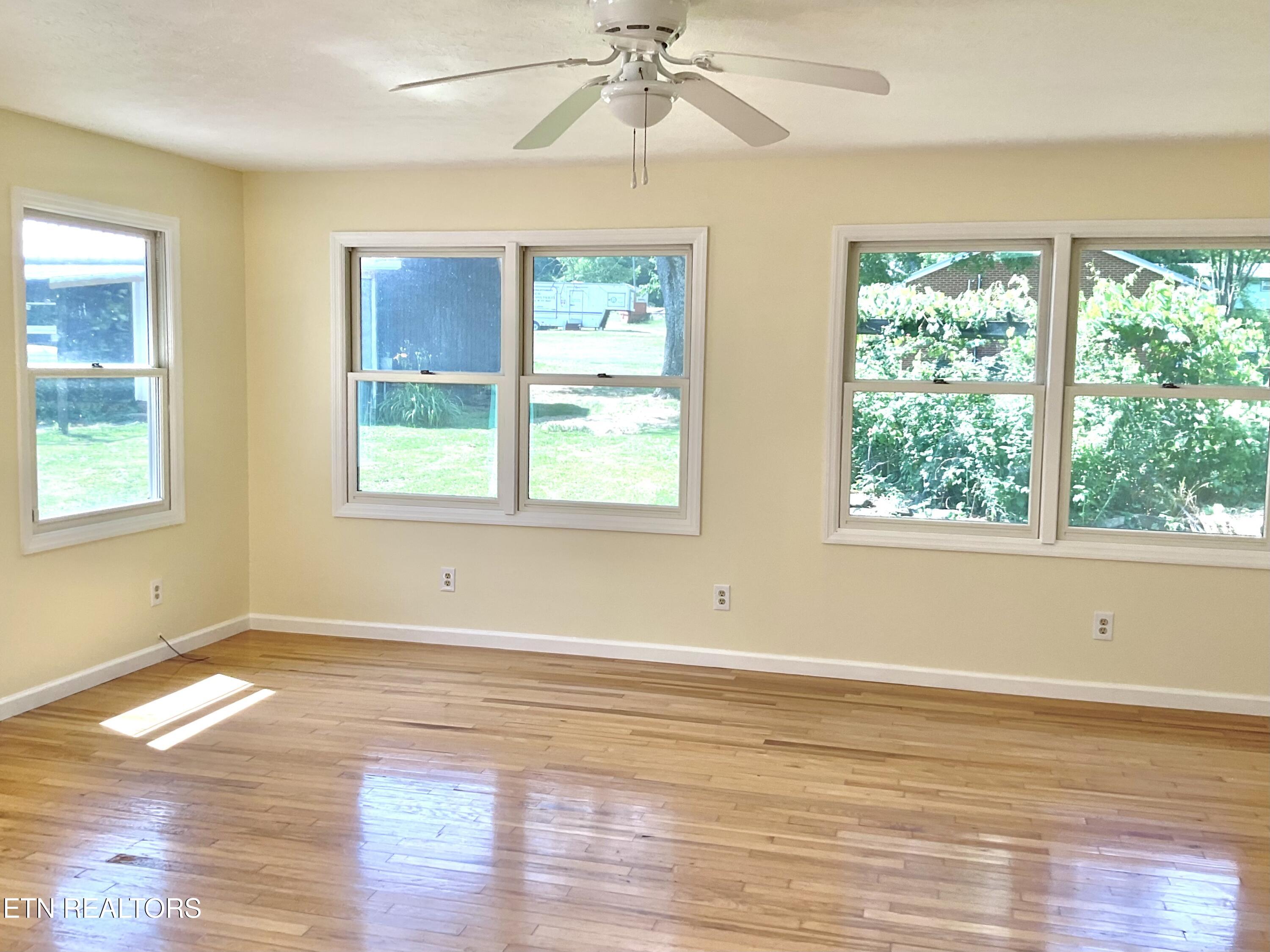 328 Ridgeview Drive Clinton, TN 37716 - Photo 30 of 45 Sunroom