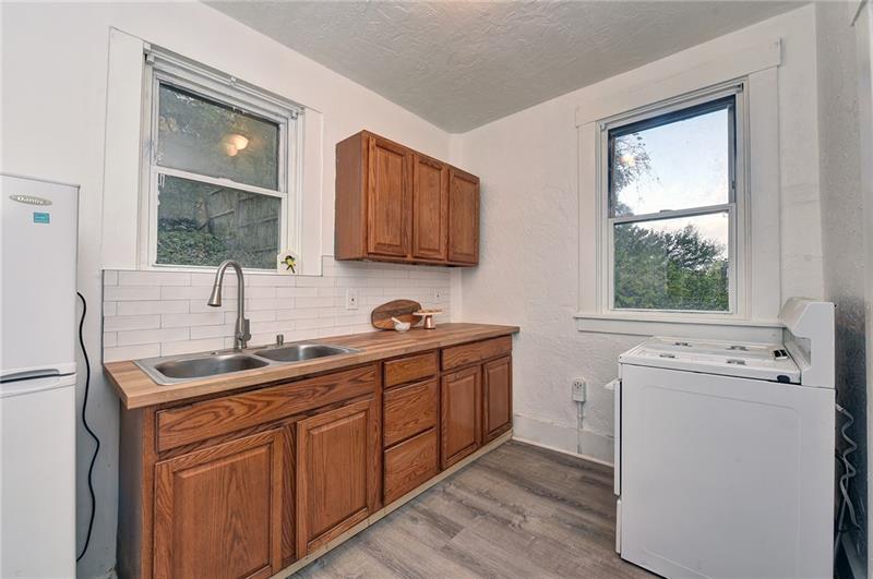 1548 Rutherford Avenue Pittsburgh, PA 15216 - Photo 13 of 24 Gas range, and another great window!