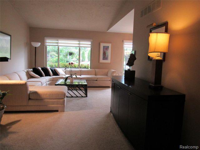 3056 Rolling Green Circle South Rochester Hills, MI 48309 - Photo 8 of 28