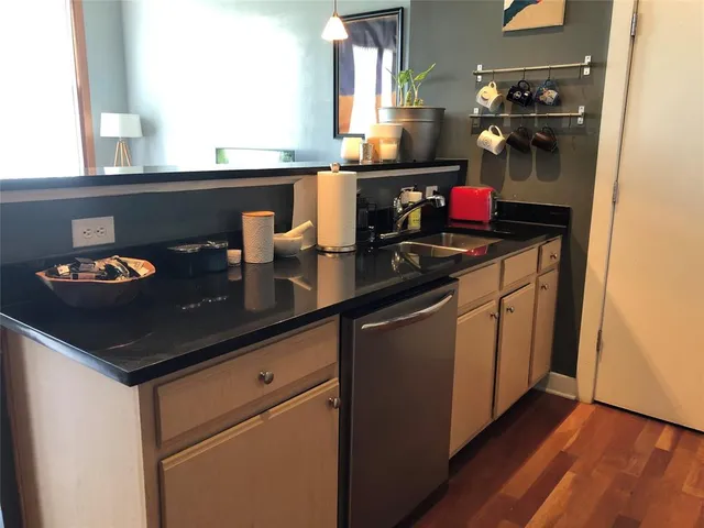 $1,325 | 2502 Live Oak Street, Unit 203, Dallas, TX 75204