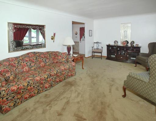 996 Renton Road Plum, PA 15239 - Photo 8 of 18 Living Room.