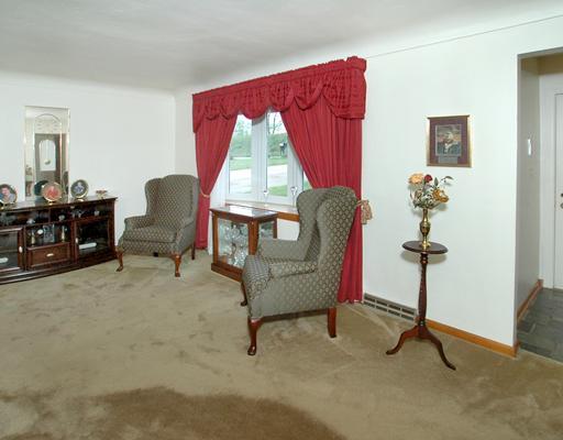 996 Renton Road Plum, PA 15239 - Photo 9 of 18 Living Room.