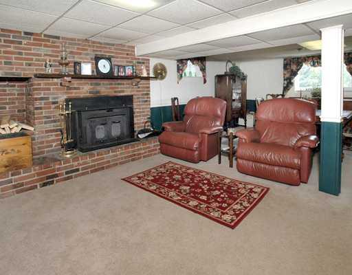 996 Renton Road Plum, PA 15239 - Photo 10 of 18 Den/Family/Great Room.