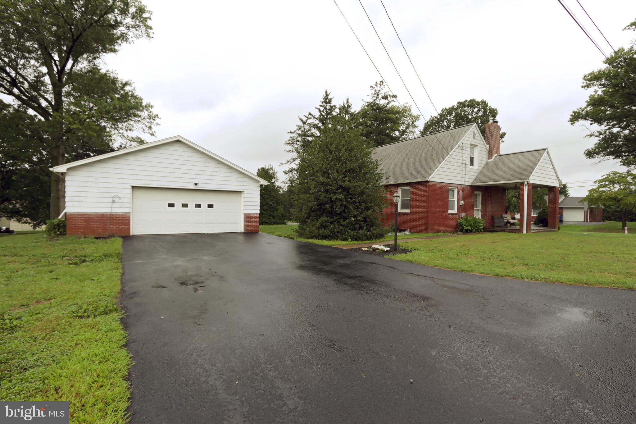 3950 Locust Grove Road Columbia, PA 17512 - Photo 4 of 30 Side of home with large 2+ car garage