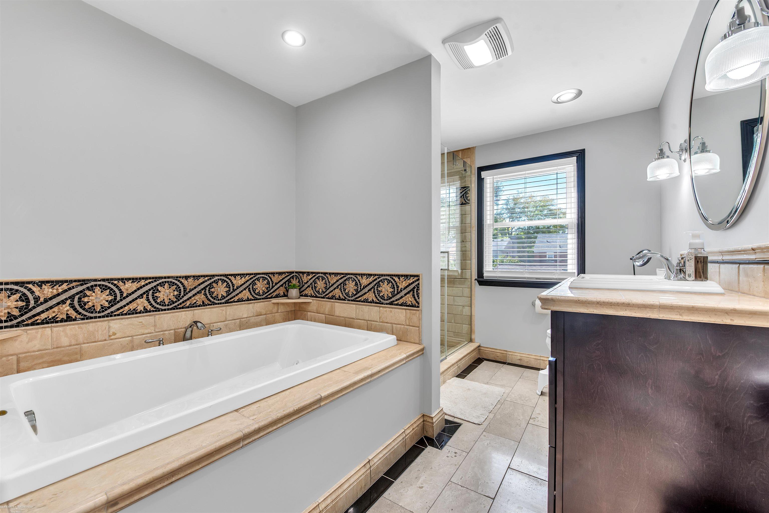 1725 Newcastle Road Grosse Pointe Woods, MI 48236 - Photo 19 of 37
