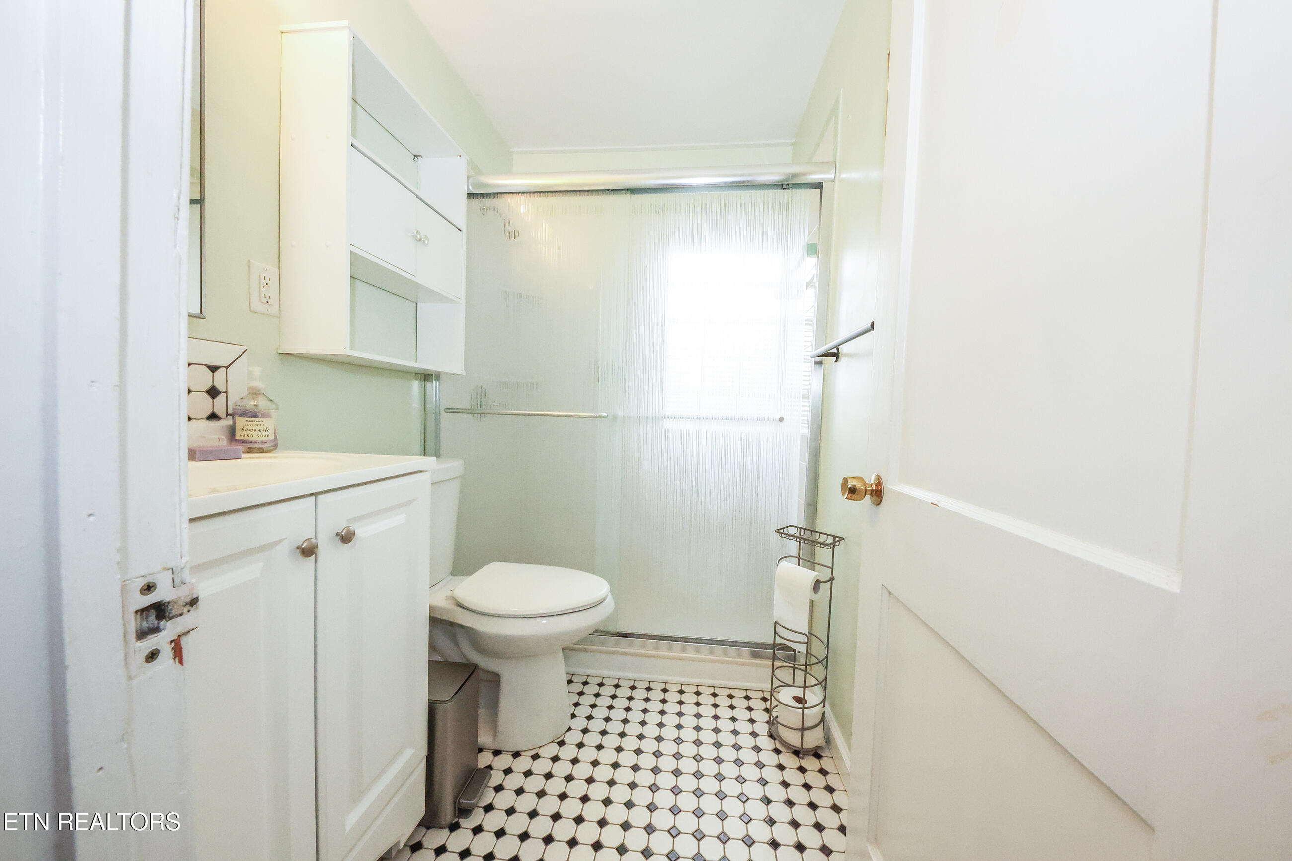 117 Tabor Road Oak Ridge, TN 37830 - Photo 21 of 50 117 hall bath 2