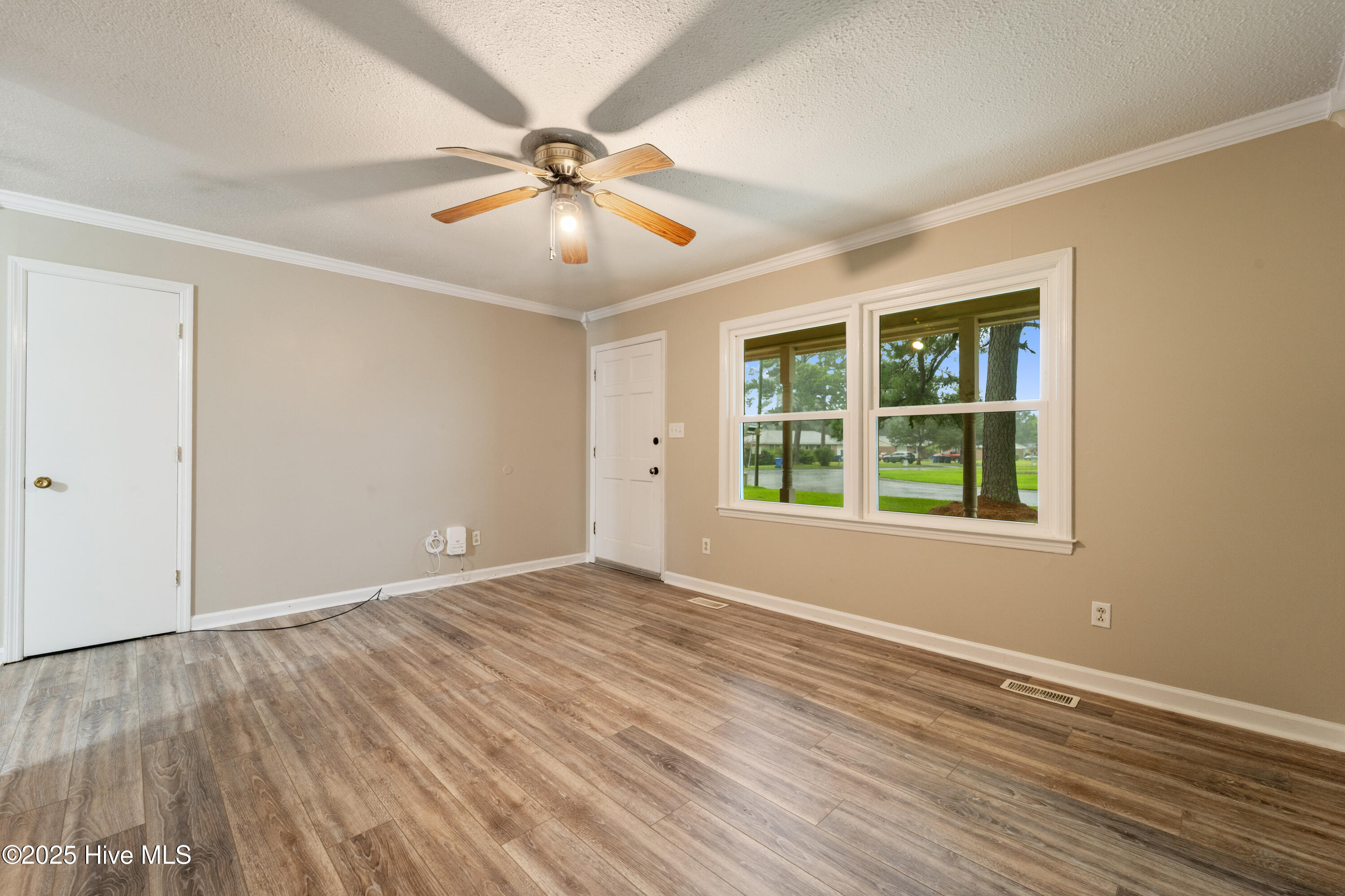 125 Linda Loop Jacksonville, NC 28546 - Photo 4 of 22 Living Room