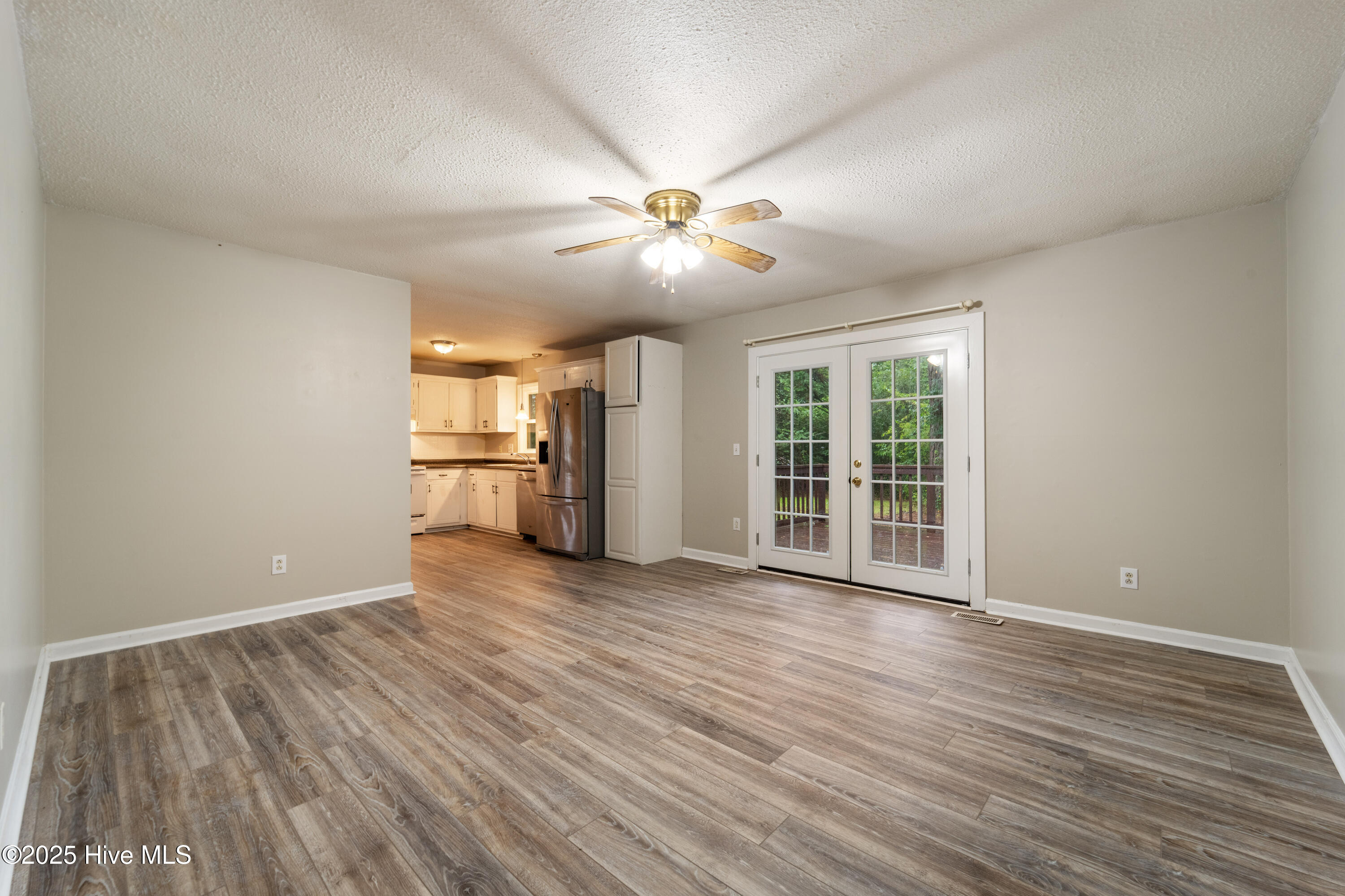 125 Linda Loop Jacksonville, NC 28546 - Photo 5 of 22 Living Room