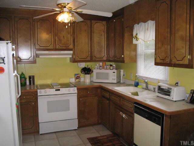 433 Plantation Road Clayton, NC 27520 - Photo 3 of 10 SPACIOUS KITCHEN