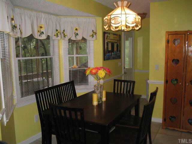 433 Plantation Road Clayton, NC 27520 - Photo 4 of 10 BREAKFAST AREA W/ BAY WINDOW