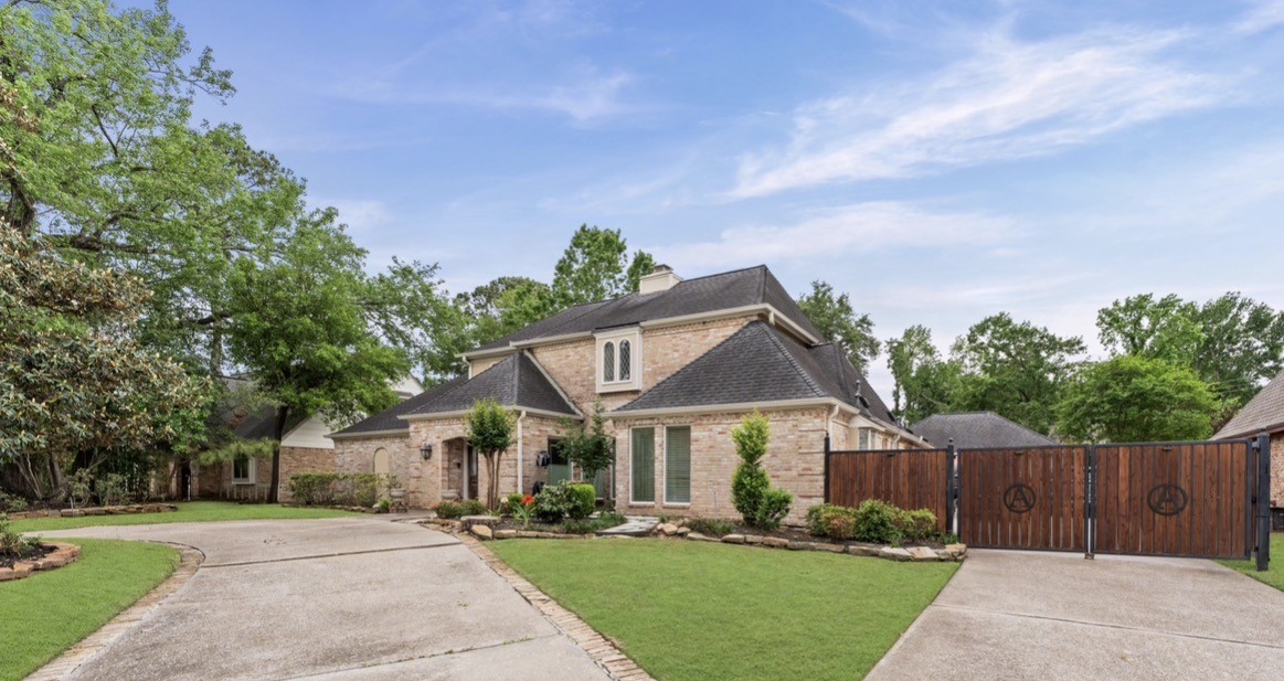This stunning Northwest Houston property offers a premium blend of luxury, space, and functionality.
