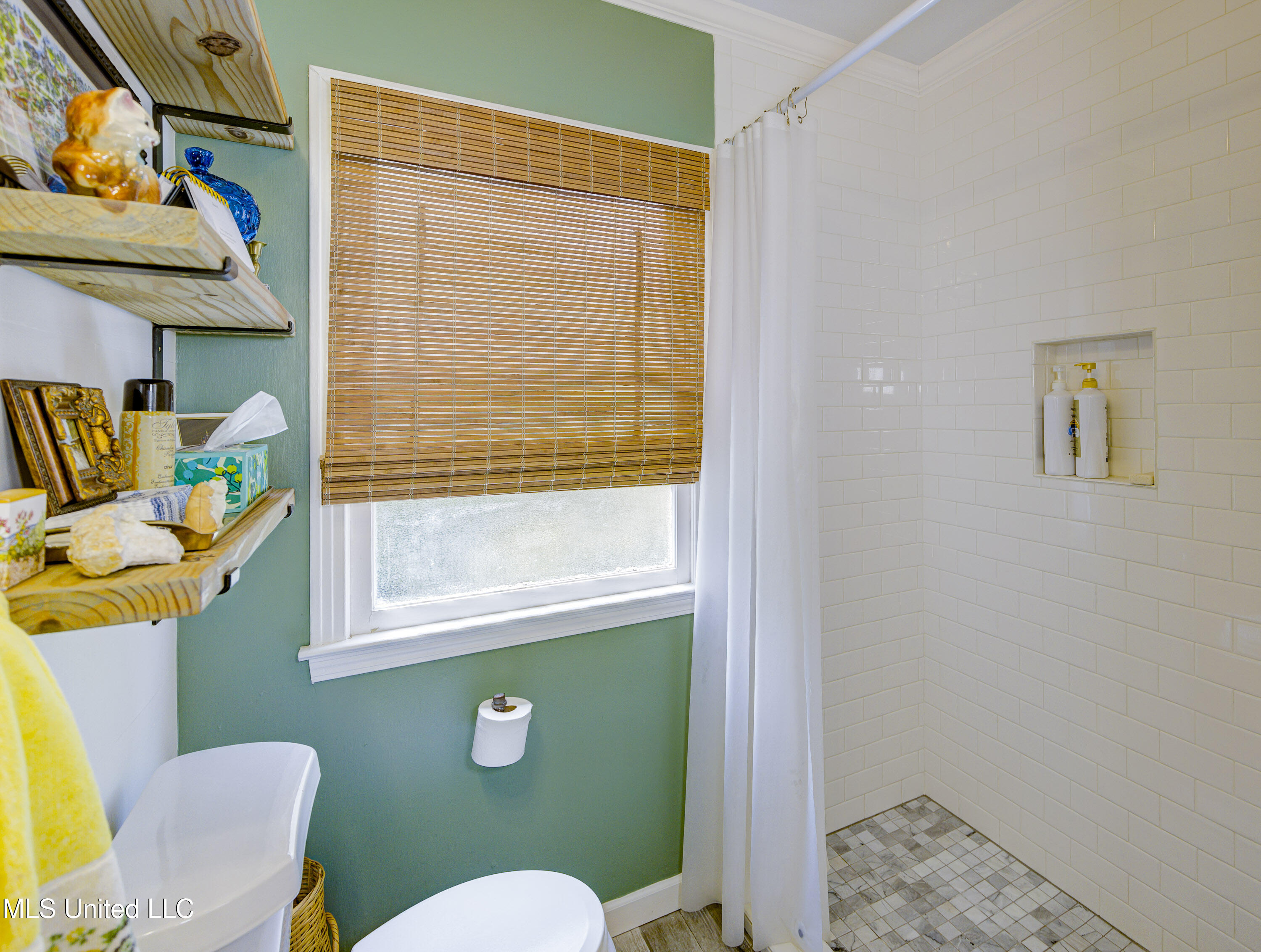 4004 Halls Ferry Road Vicksburg, MS 39180 - Photo 22 of 50 Second Bathroom 1