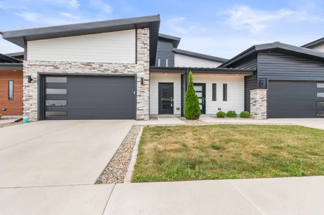 $399,900 | 255 Nomo Place, Crown Point, IN 46307