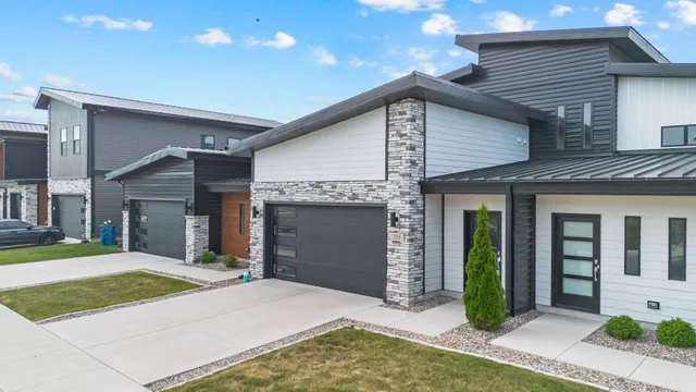 $399,900 | 255 Nomo Place, Crown Point, IN 46307