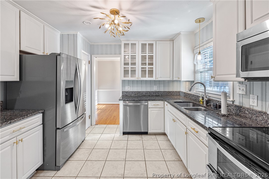 2527 Huntington Road Fayetteville, NC 28303 - Photo 11 of 39 a kitchen with stainless steel appliances granite countertop a sink stove and refrigerator