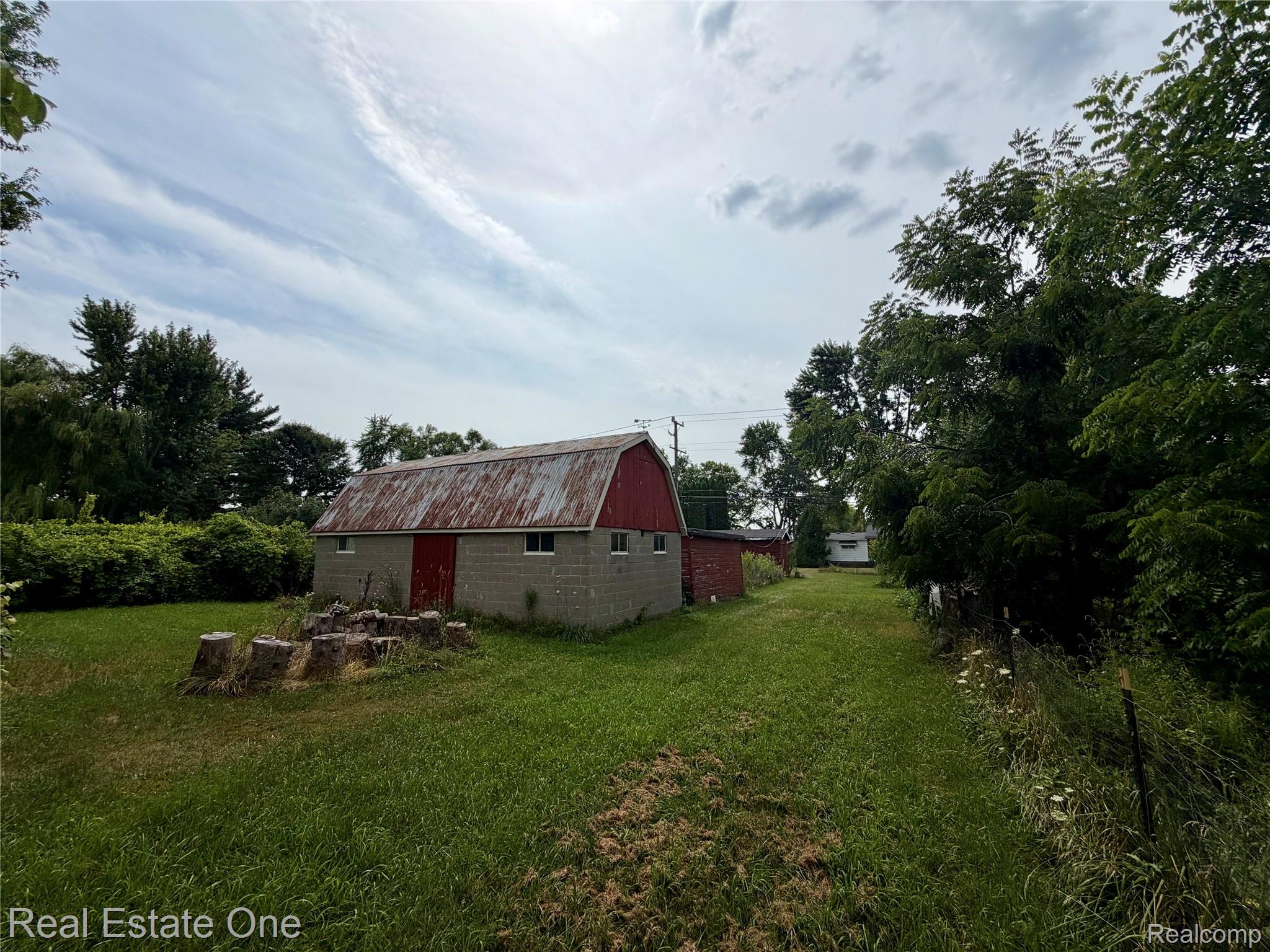 4985 Denton Road Canton, MI 48188 - Photo 12 of 37 IMG_7189.jpeg