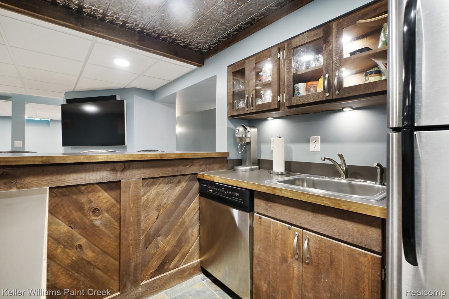 1491 Biggers Drive Rochester, MI 48309 - Photo 41 of 42 Full Bar with dishwasher and full size refrigerator