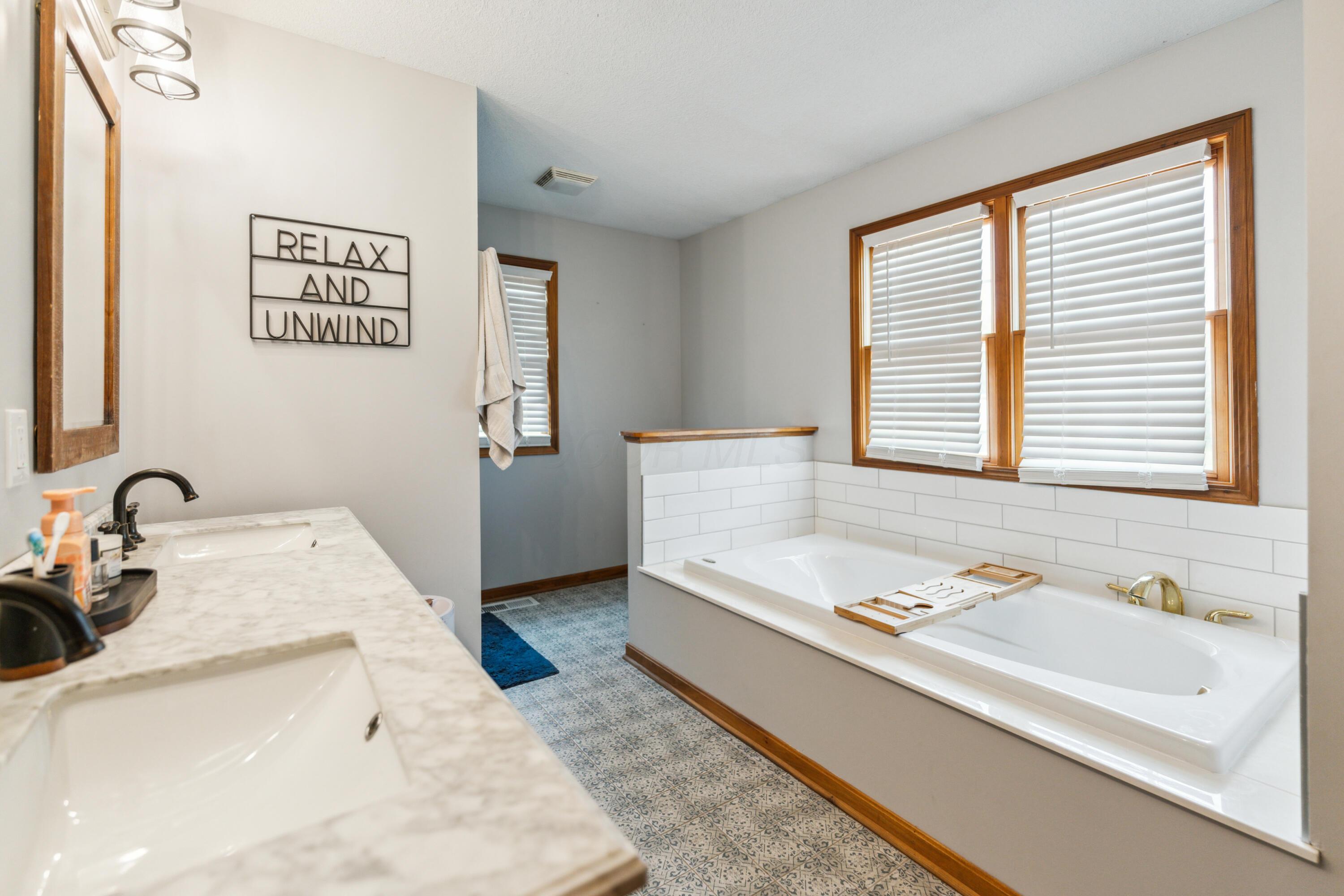 17994 Claypool Road Newark, OH 43056 - Photo 19 of 39 Master Bathroom