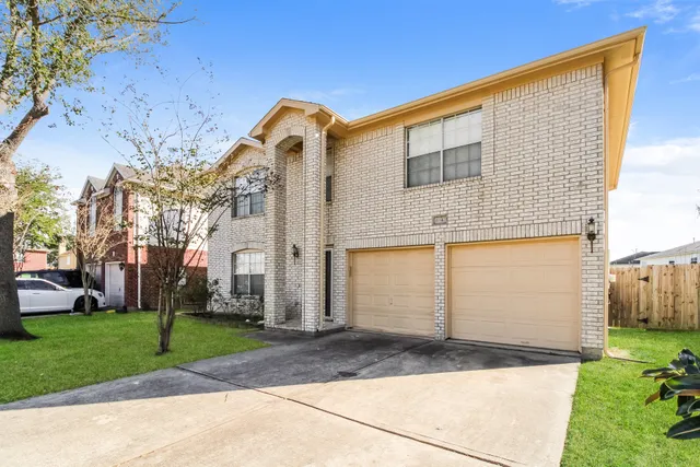 a front view of house with yard