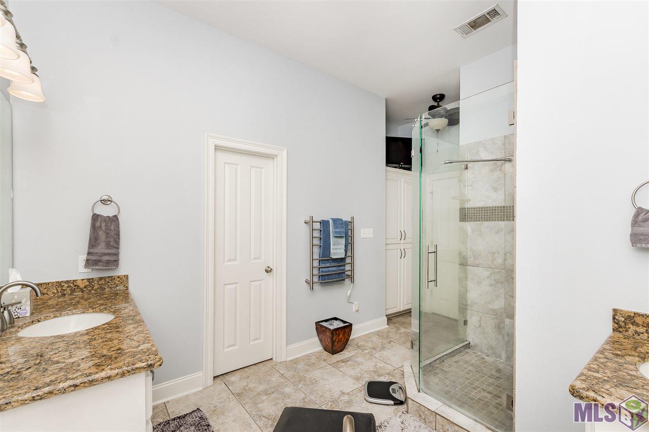 2007 Lac Cache Court Baton Rouge, LA 70816 - Photo 10 of 26 Roomy master bathroom