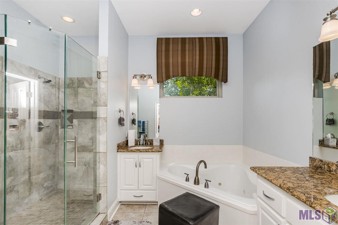 2007 Lac Cache Court Baton Rouge, LA 70816 - Photo 11 of 26 Double vanity & jetted tub