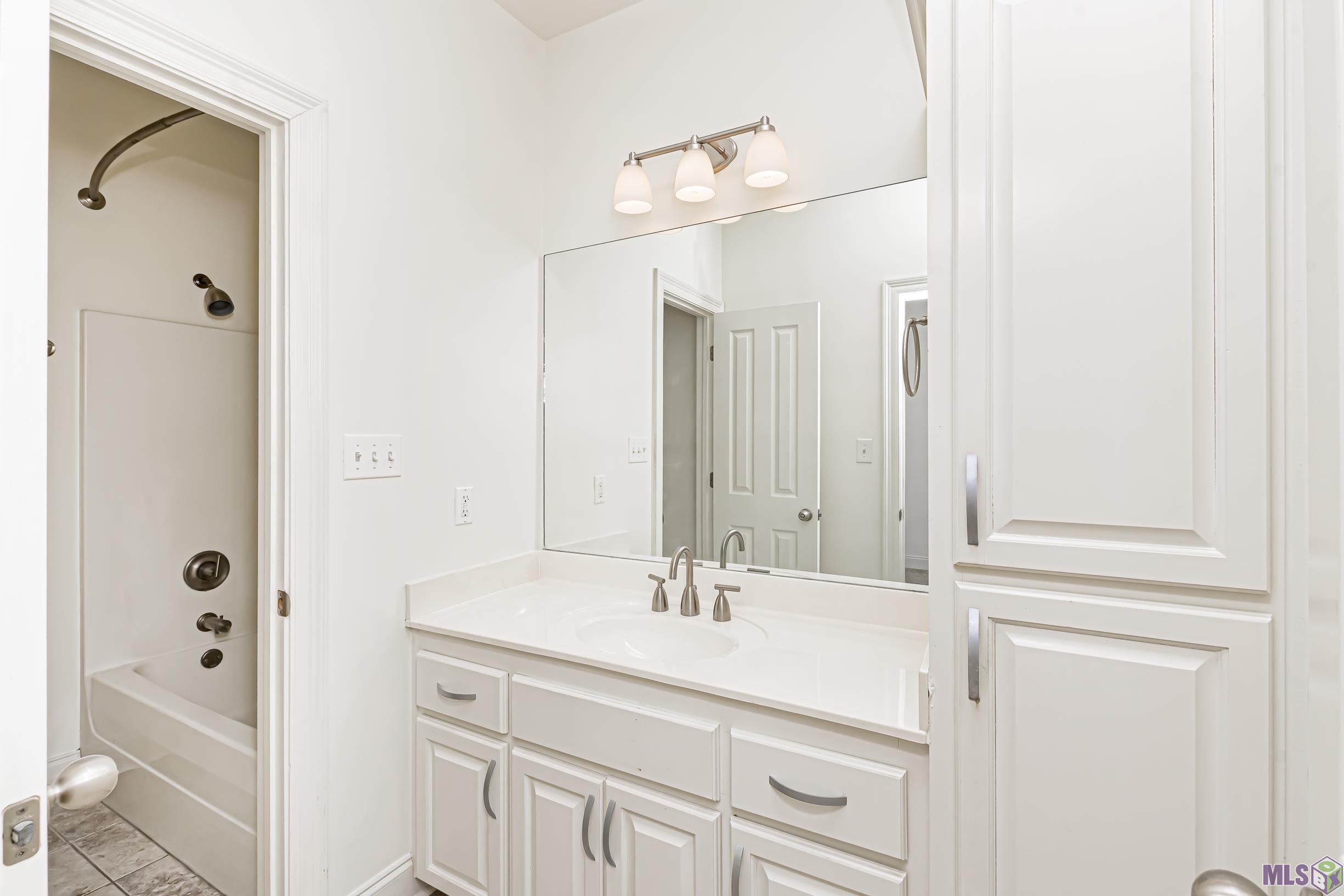 2007 Lac Cache Court Baton Rouge, LA 70816 - Photo 19 of 26 Upstairs bathroom