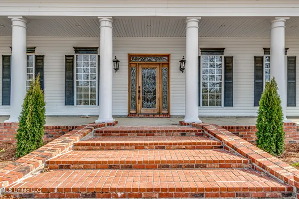 $925,000 | 200 Cripple Creek Road, Canton, MS 39046