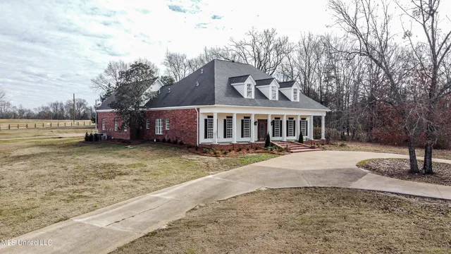 $925,000 | 200 Cripple Creek Road, Canton, MS 39046